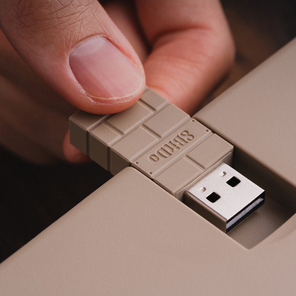 8BitDo Retro Mekanik Klavye – C64 Edition